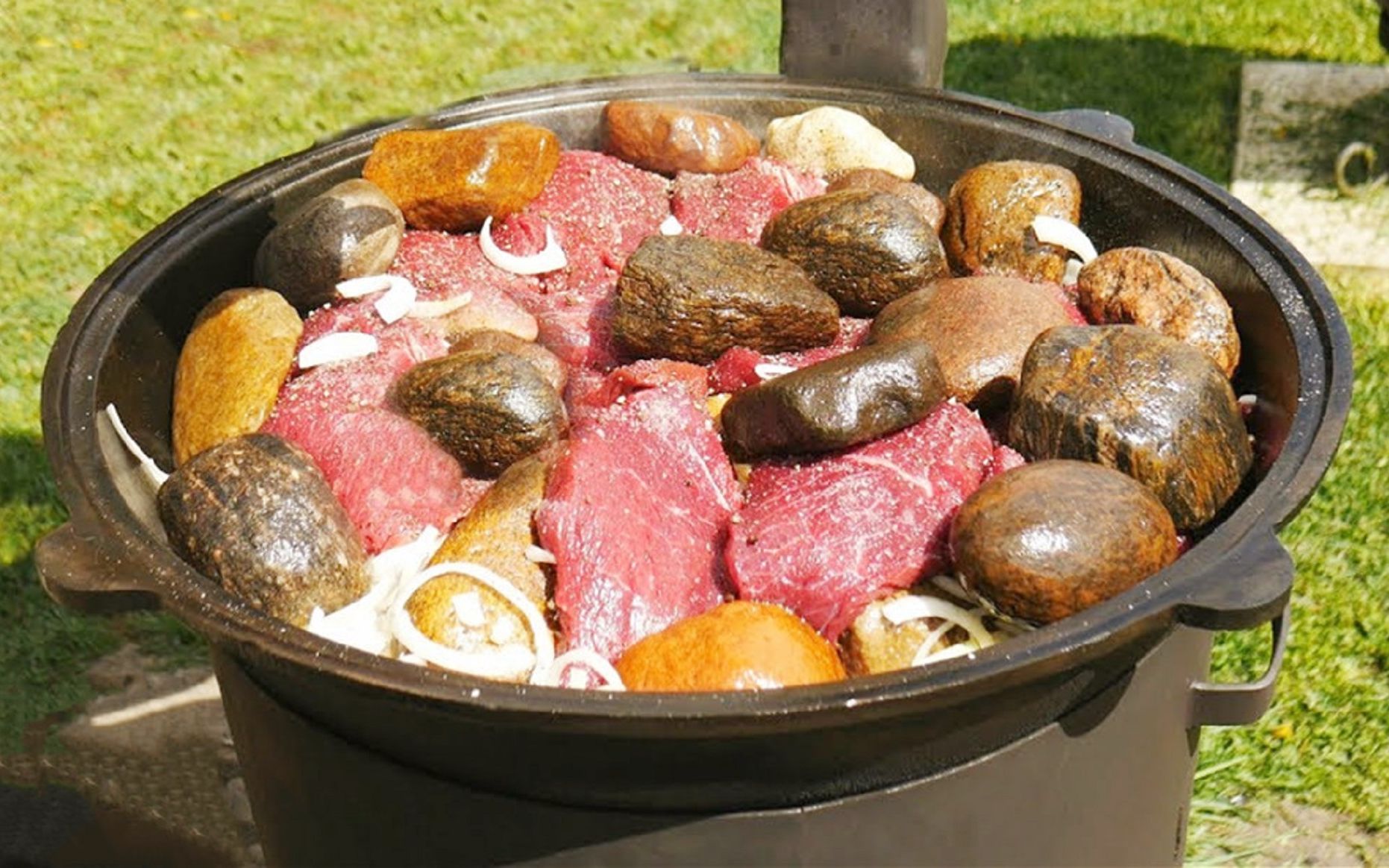 俄式料理!俄罗斯小哥用一堆石头焖熟了一锅牛肉,比罐头还香