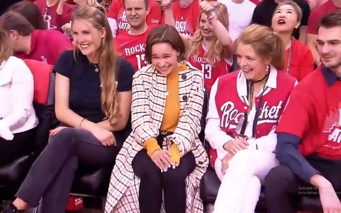 好欢乐的龙妈看个比赛也逃不过nba球场熊兄的膜拜
