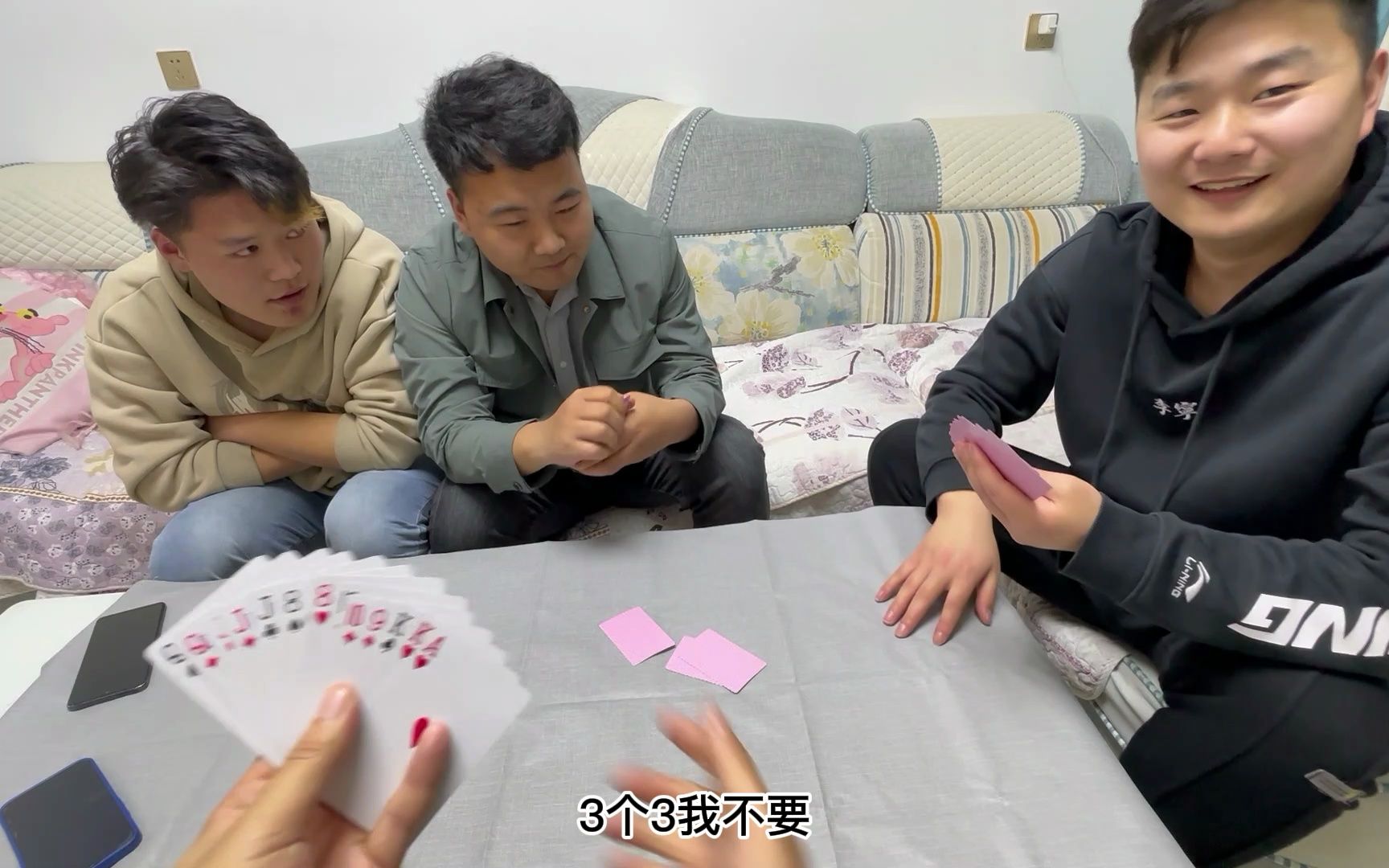 花样三人扑克牌第42期:阿锦又偷学了一招,偷看别人手里的牌.