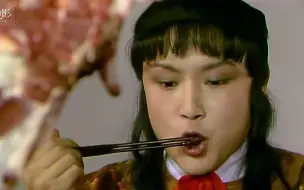 Descargar video: 贾府的女人们下雪天吃鹿肉，配上火锅大口吃，馋坏了！