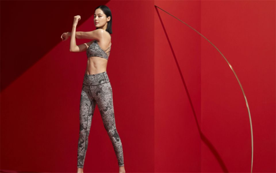 穿着"无痕液体裤"出镜的辛芷蕾,网友看到她双腿:这谁顶得住啊