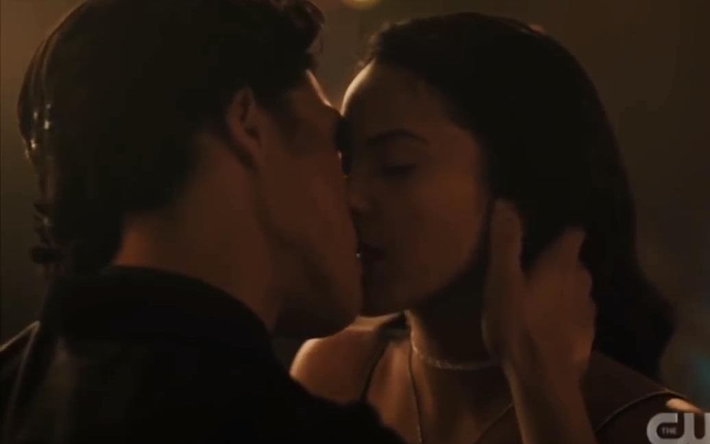 [图]【吻戏】河谷镇Riverdale 3x09 Veronica and Reggie Kiss