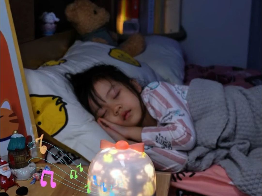 多亏了爸爸买的这个儿童投影星空灯,轻松哄睡不费妈!