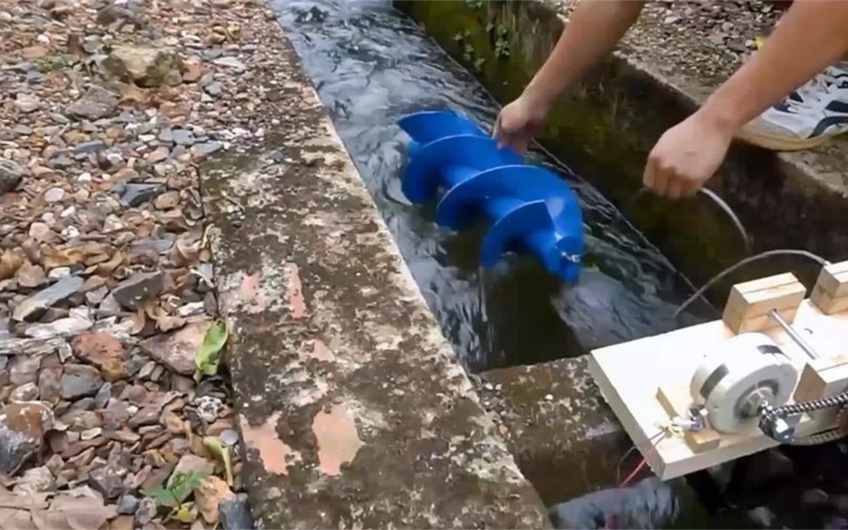 螺旋式小型水力发电机,只要有水流就能发电#科普 #涨知识