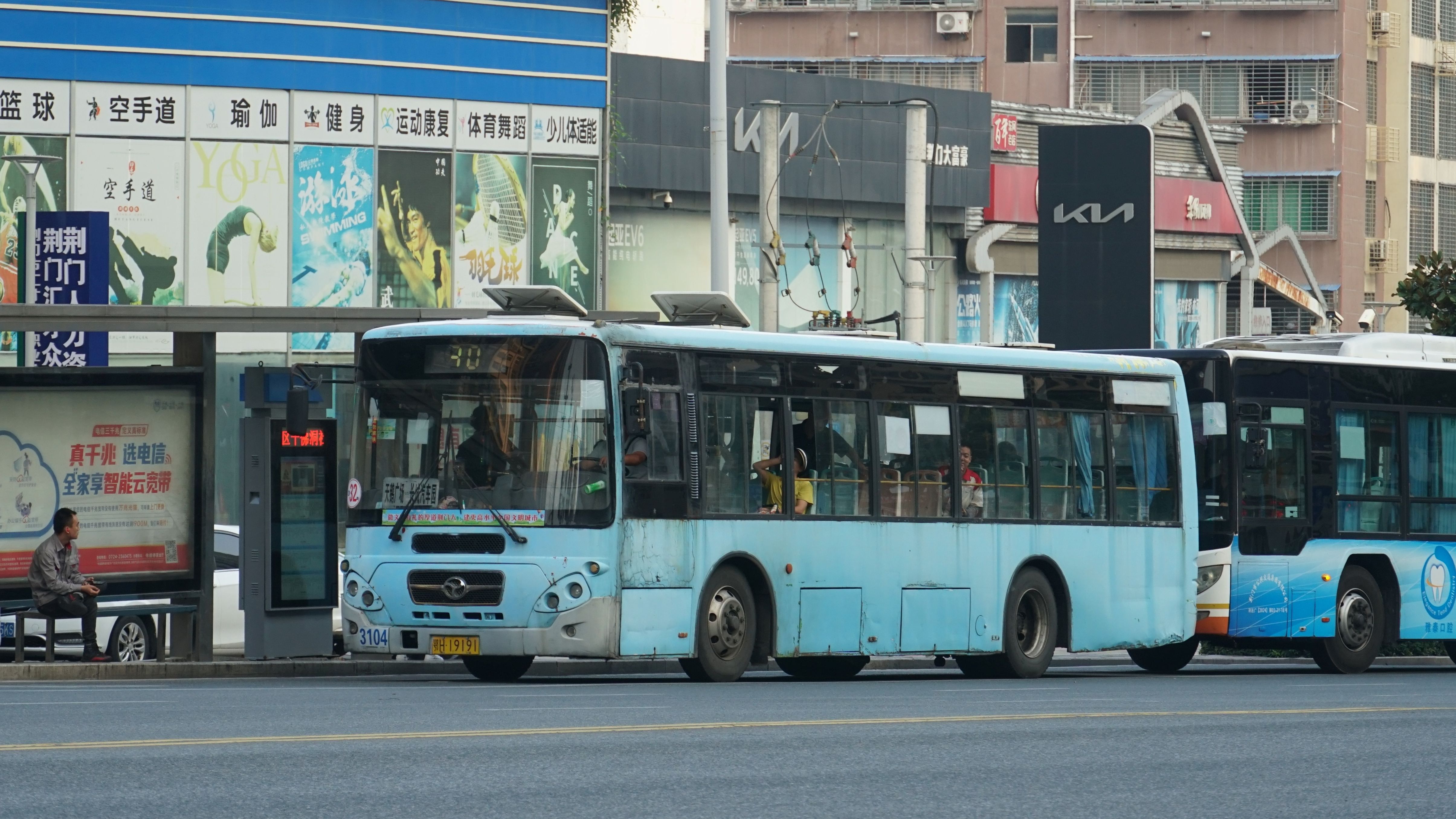 【tyler496 荆门公交 v03】32路扬子江精彩wg6105nqc加气站出站