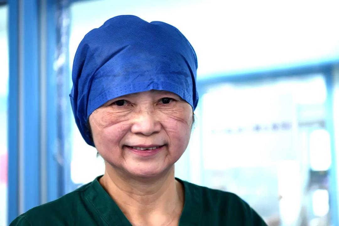 李兰娟院士在感恩林种下桂花树