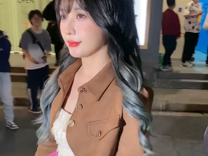 上车后还是没有摇下车窗,小北应该是觉得摇车窗拍的照片不好看… #snh