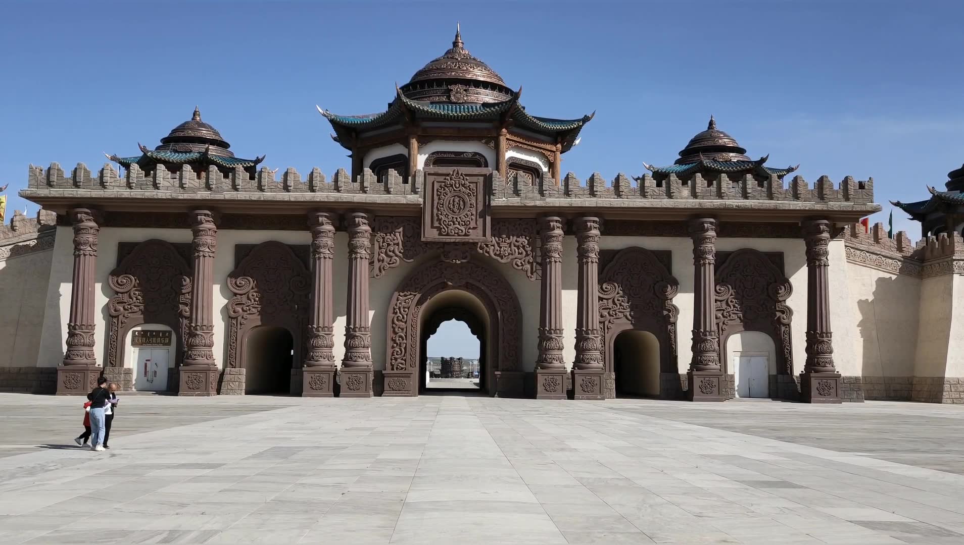 小麓哥继续带大家去看蒙古源流,崇天门,站在城墙上看附近好荒凉