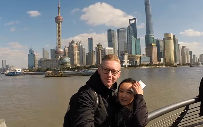 白人老外带中国女友游上海,羡煞中国屌丝男!