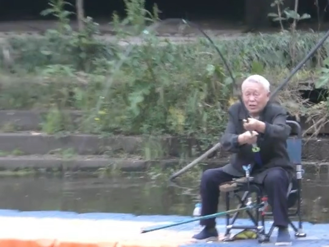 厉害了"老辈子"!重庆85岁老大爷,手竿力拔37斤大花鲢!