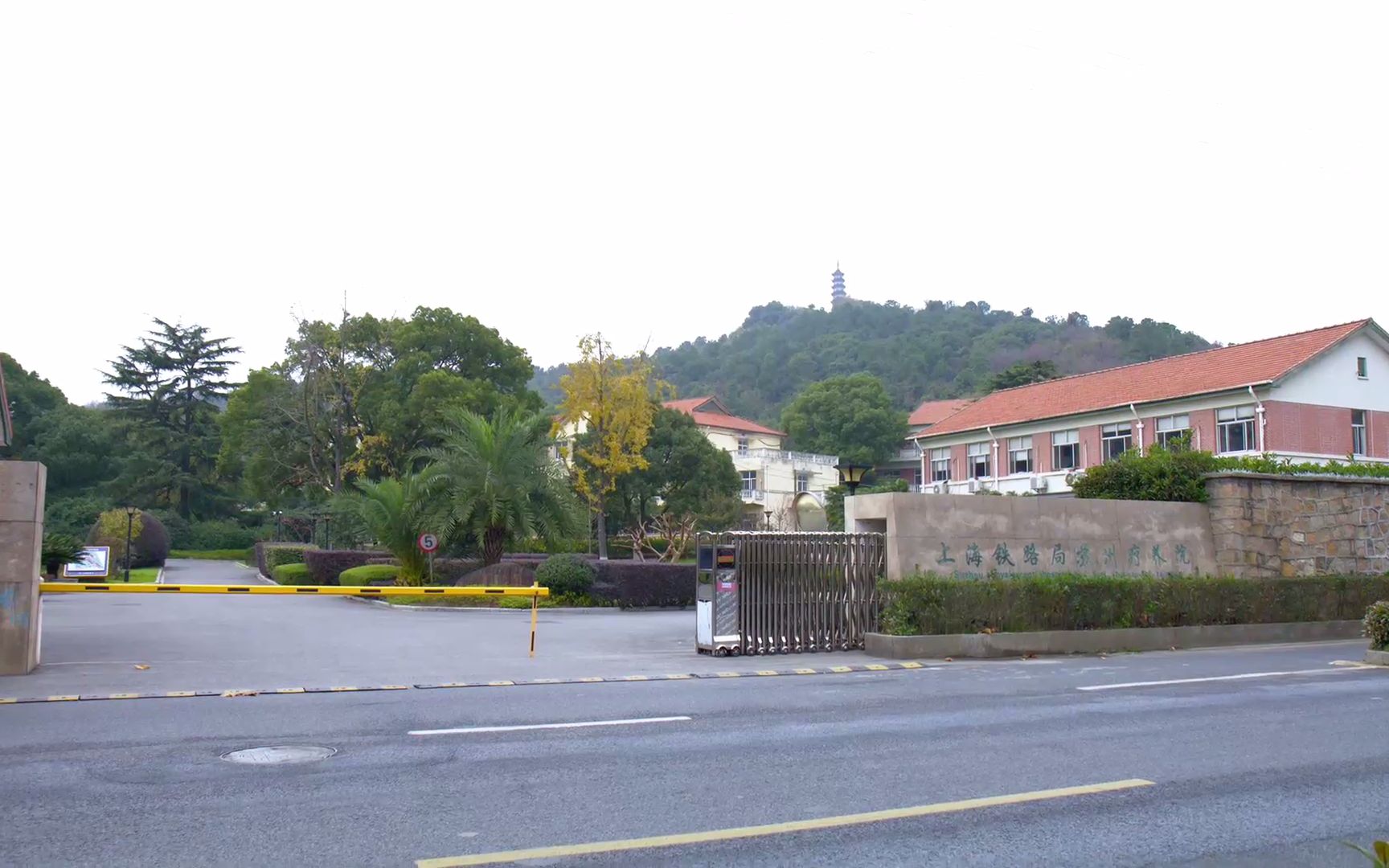 上海铁路局苏州疗养院风景如画,位于上方山脚下