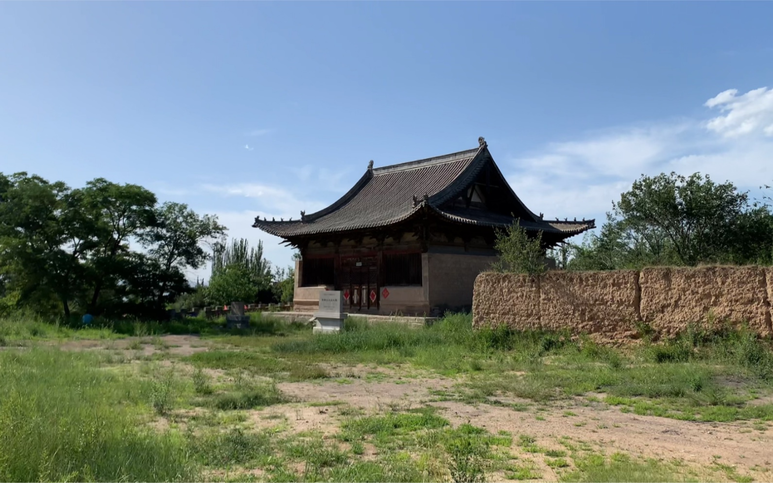 荒山之中发现千年古庙,里面供奉着一位神秘大王,猜猜是谁?