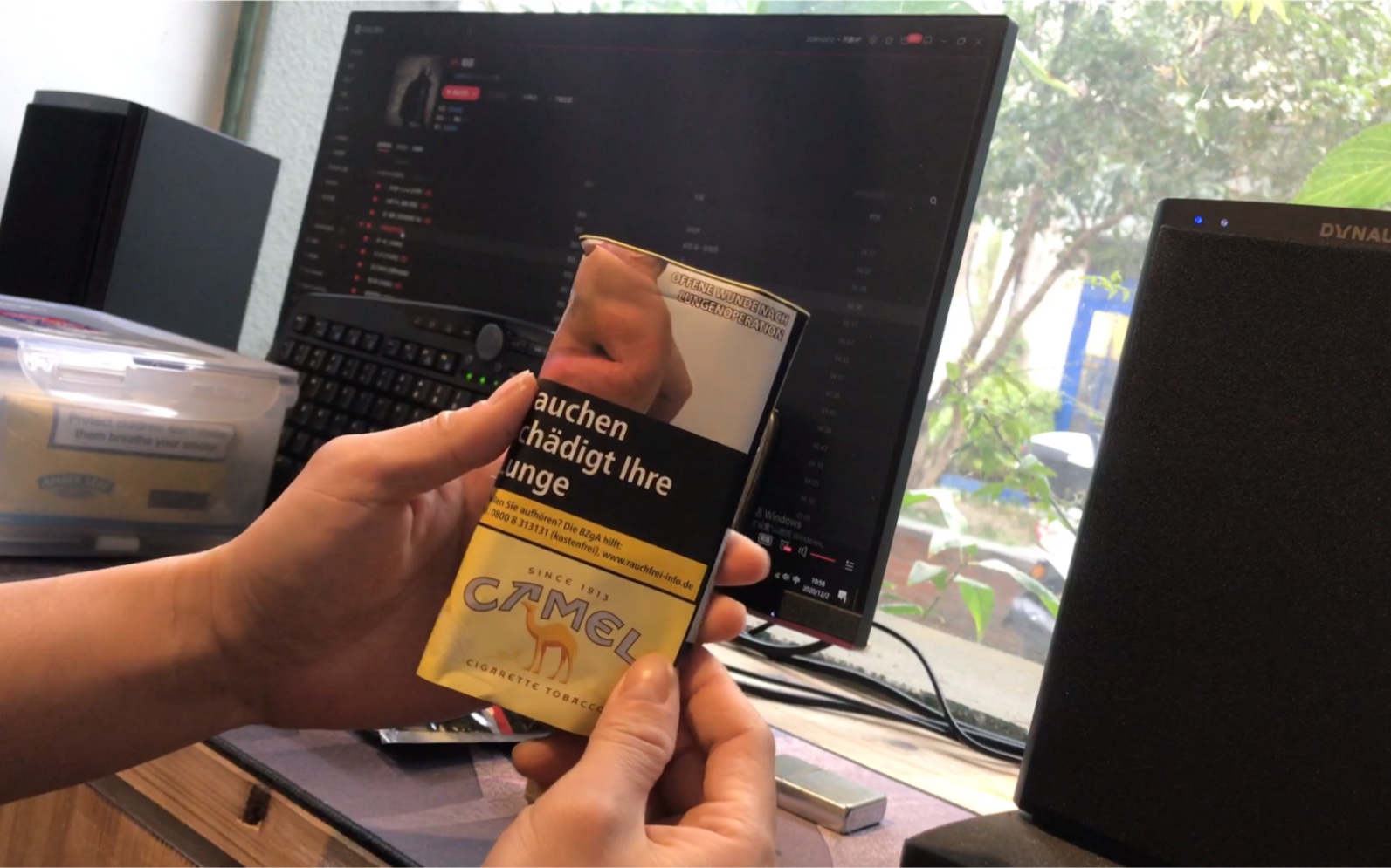 手卷烟~开一包德税黄骆驼 卷一只点上