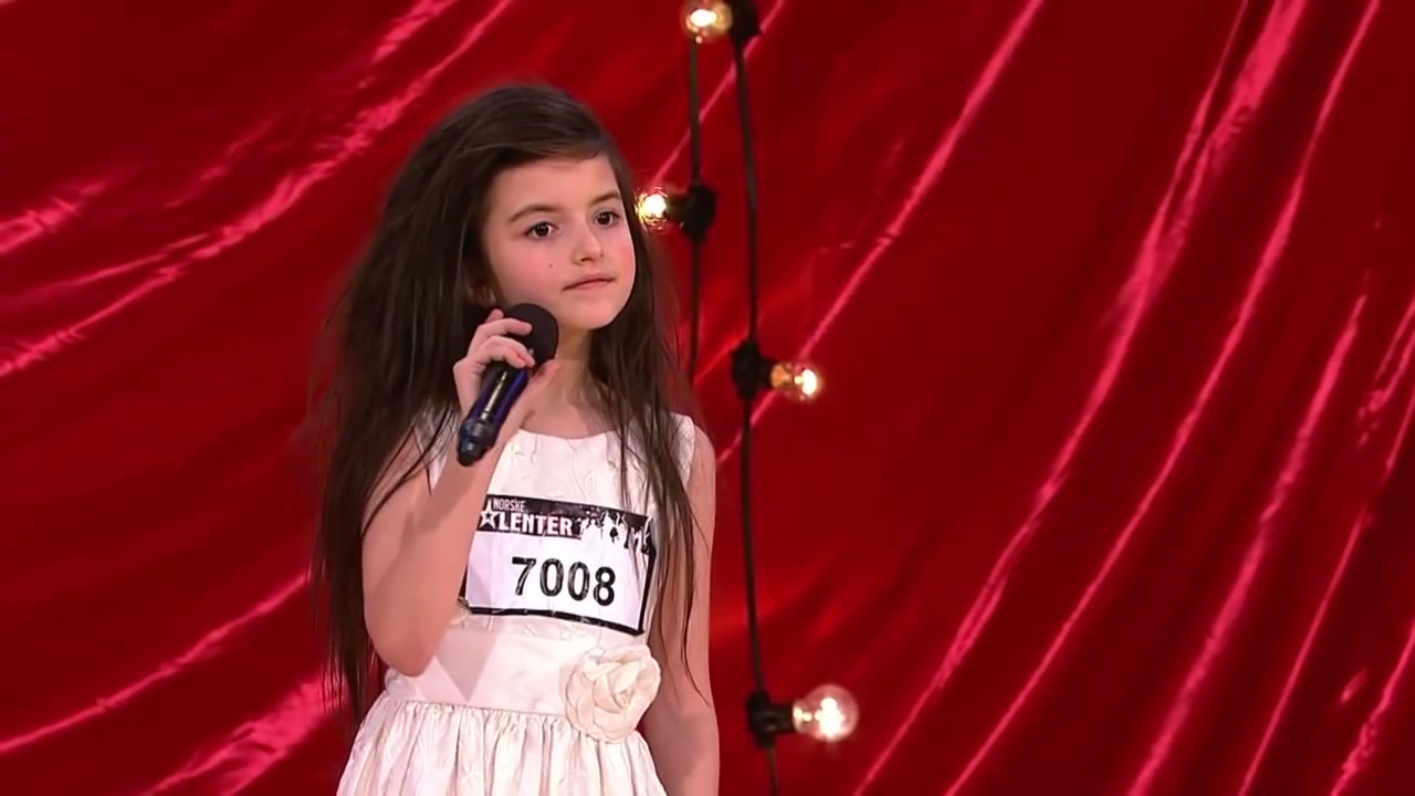 [图]【字幕版】Angelina Jordan 7岁演唱禁曲黑色星期天 Gloomy Sunday