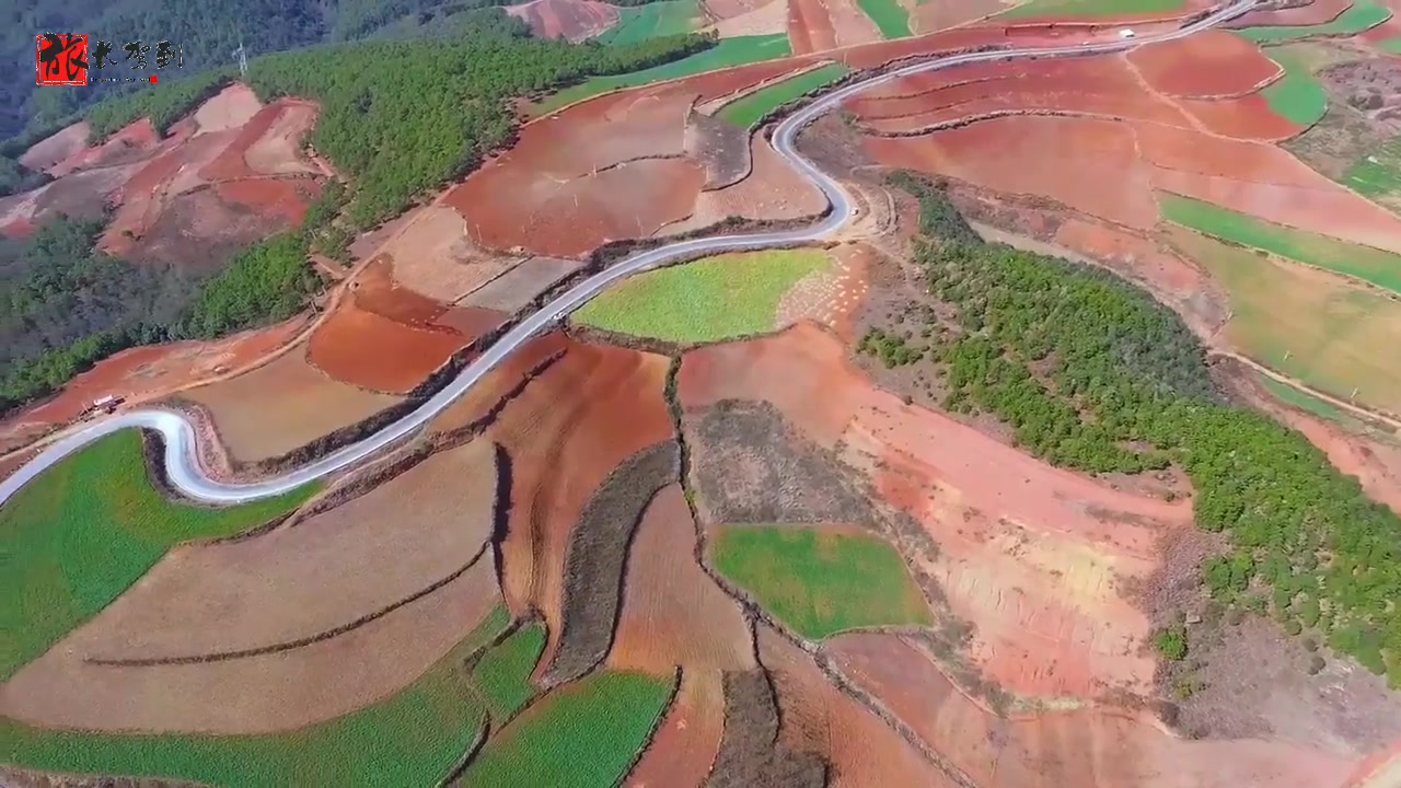 [图]大疆航拍东川红土地，那是五彩斑斓的旗子，乌蒙山川巍峨屹立幽深