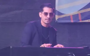 妈呀这键盘手简直就是Alex Turner!!!太爵了！