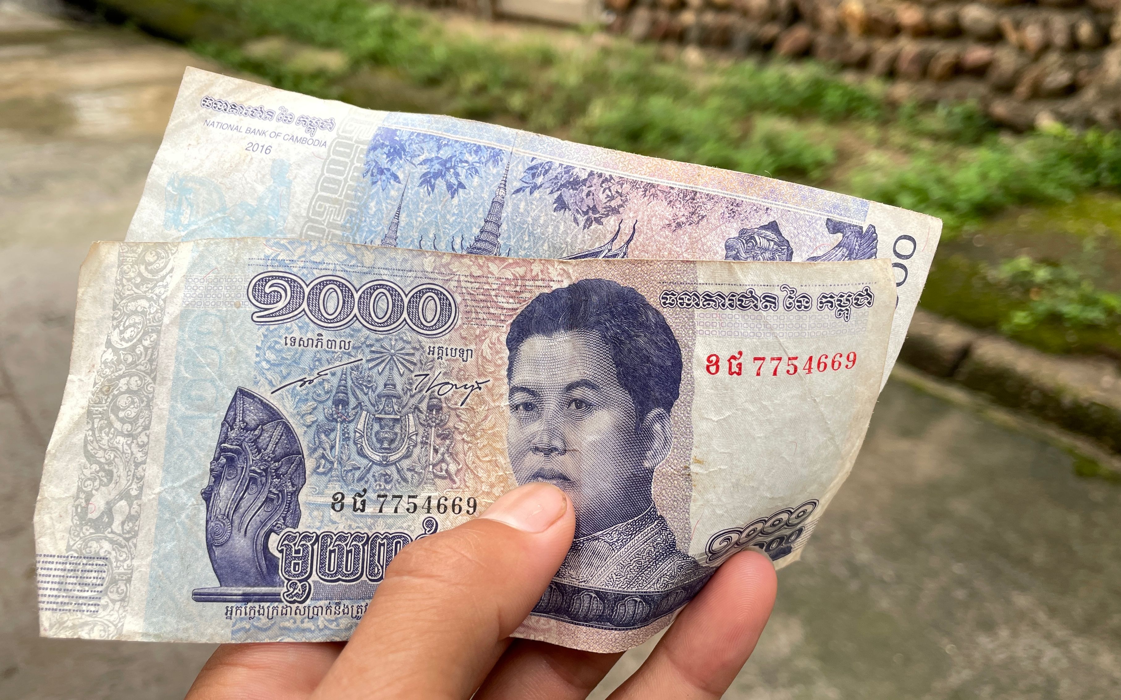 借2000元人民币还2万外币,有这么好的事情吗?小伙该怎么办