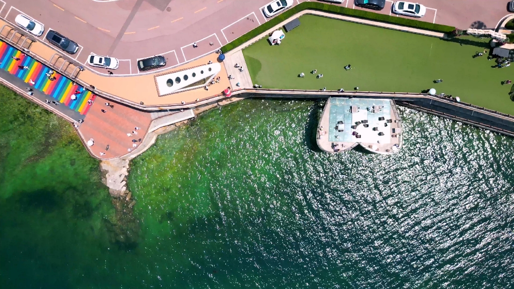 航拍大连这个夏天最火打卡地,开发区红星渔村彩虹路