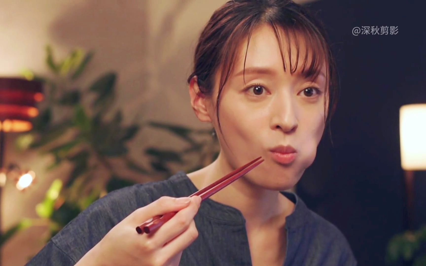 女人狠狠扇了自己一耳光,只为美美的喝上一杯啤酒