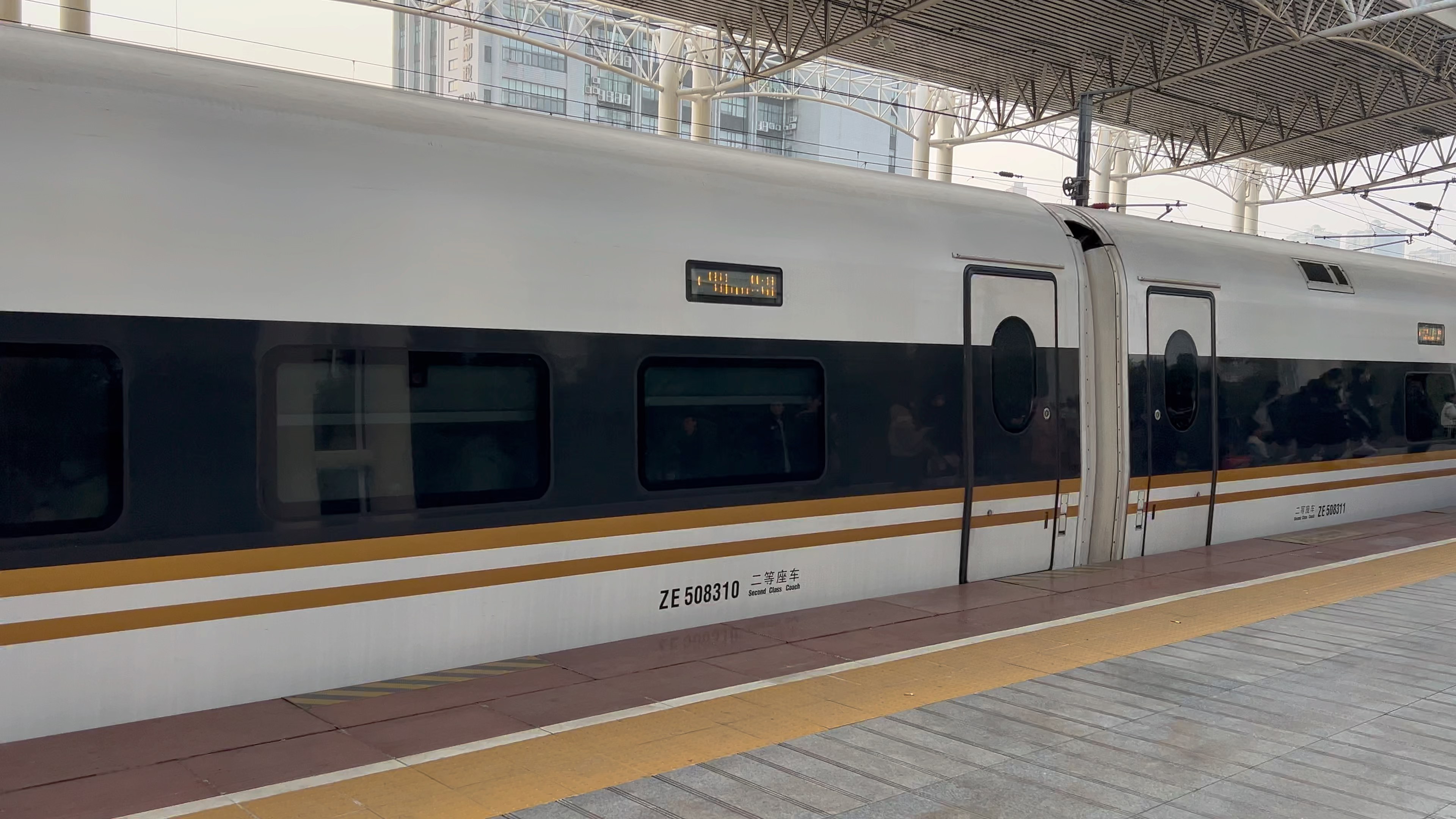 g2571次(北京南站-无锡站)本务天津动车段cr400bf-a5083常州站进站,g