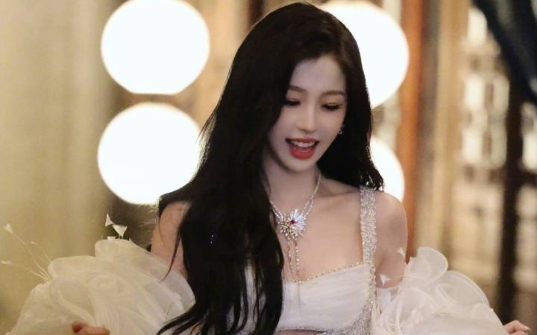 【gq走秀|虞书欣】明媚小公主欣欣子游走于船间 飞吻,唱歌,跳舞,绝对