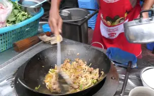 Скачать видео: 【街头美食】泰国街头大爷的炒菜真的很绝！