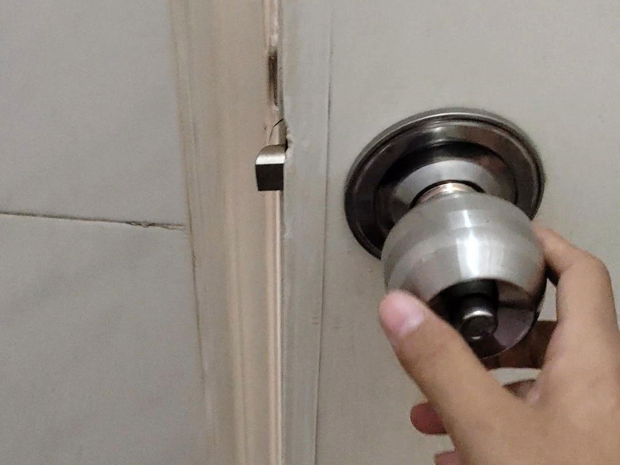 卫生间门锁坏了怎么办,教你一招,立省好几百