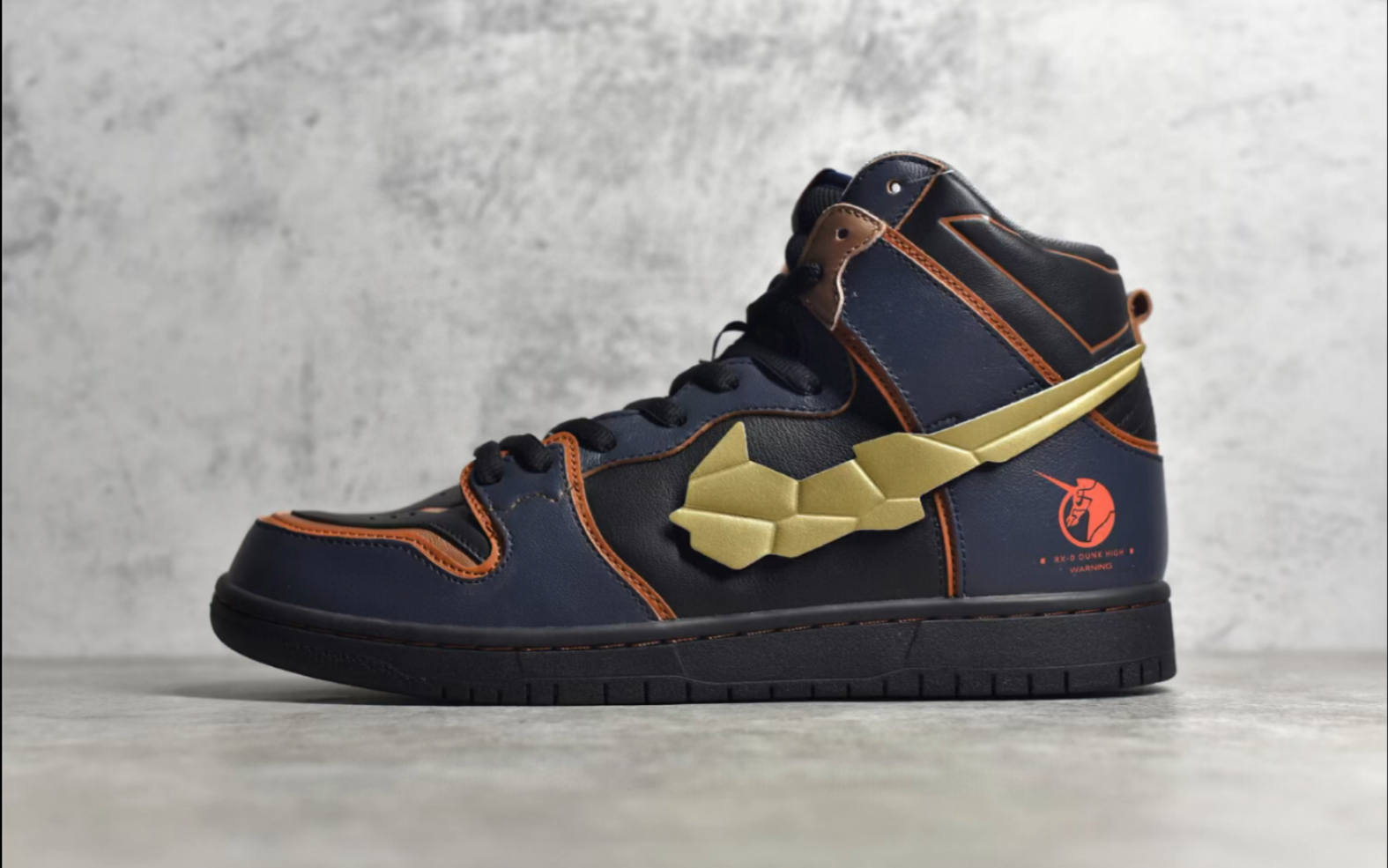 耐克nike sb dunk high gundam 机甲高达联名女妖黑金板鞋货号dh7717