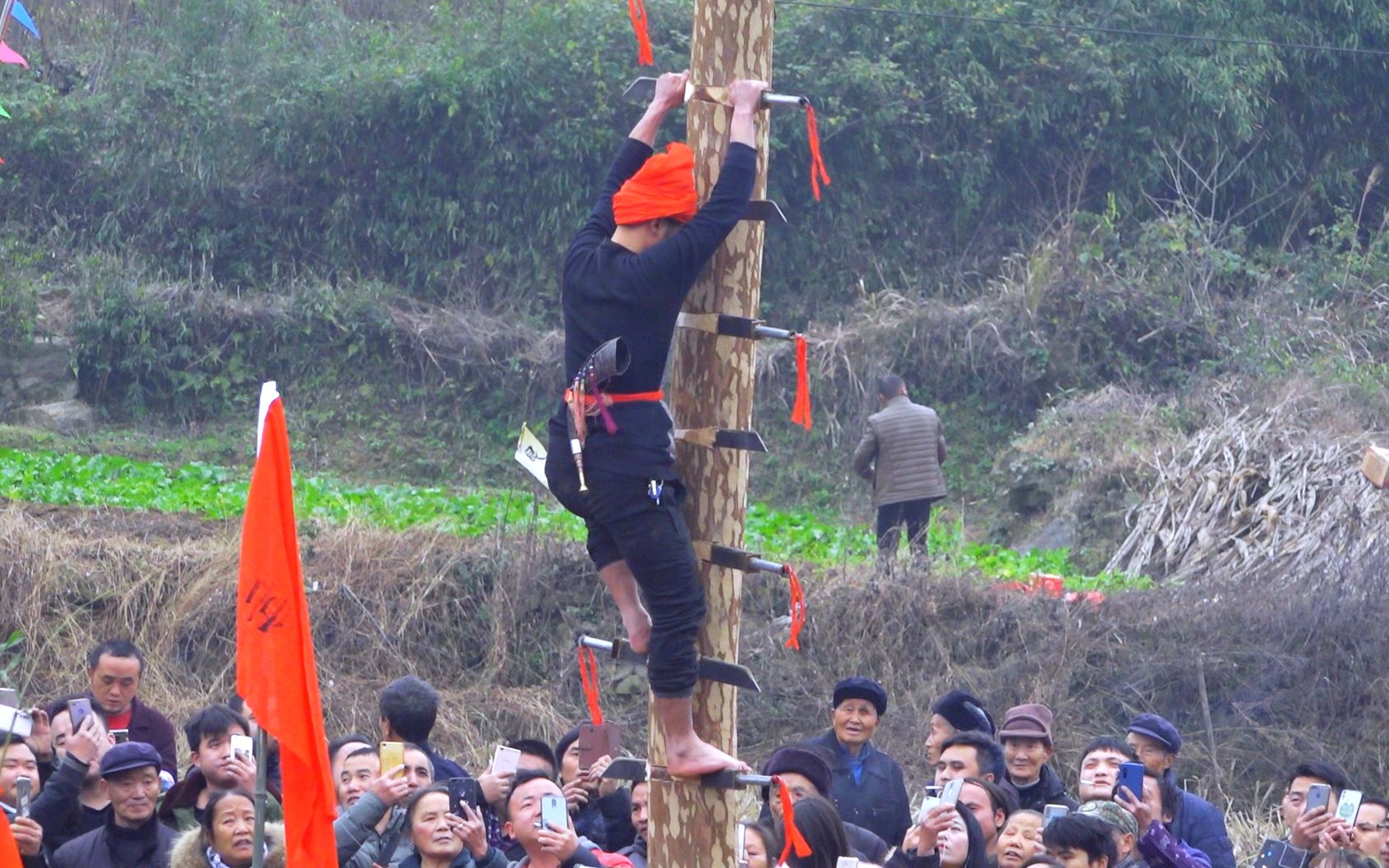 湘西苗族习俗上刀梯你见过没,徒弟要走完这道流程后才可以出师哔哩哔哩bilibili