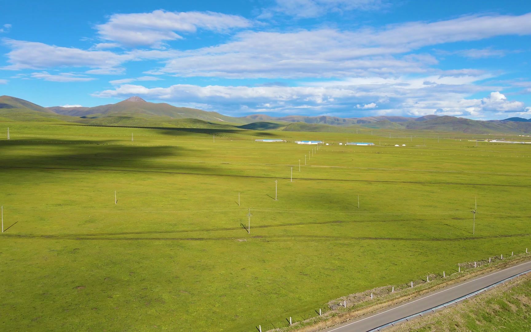 [图]【4K素材】航拍阿坝色达草原高原风景