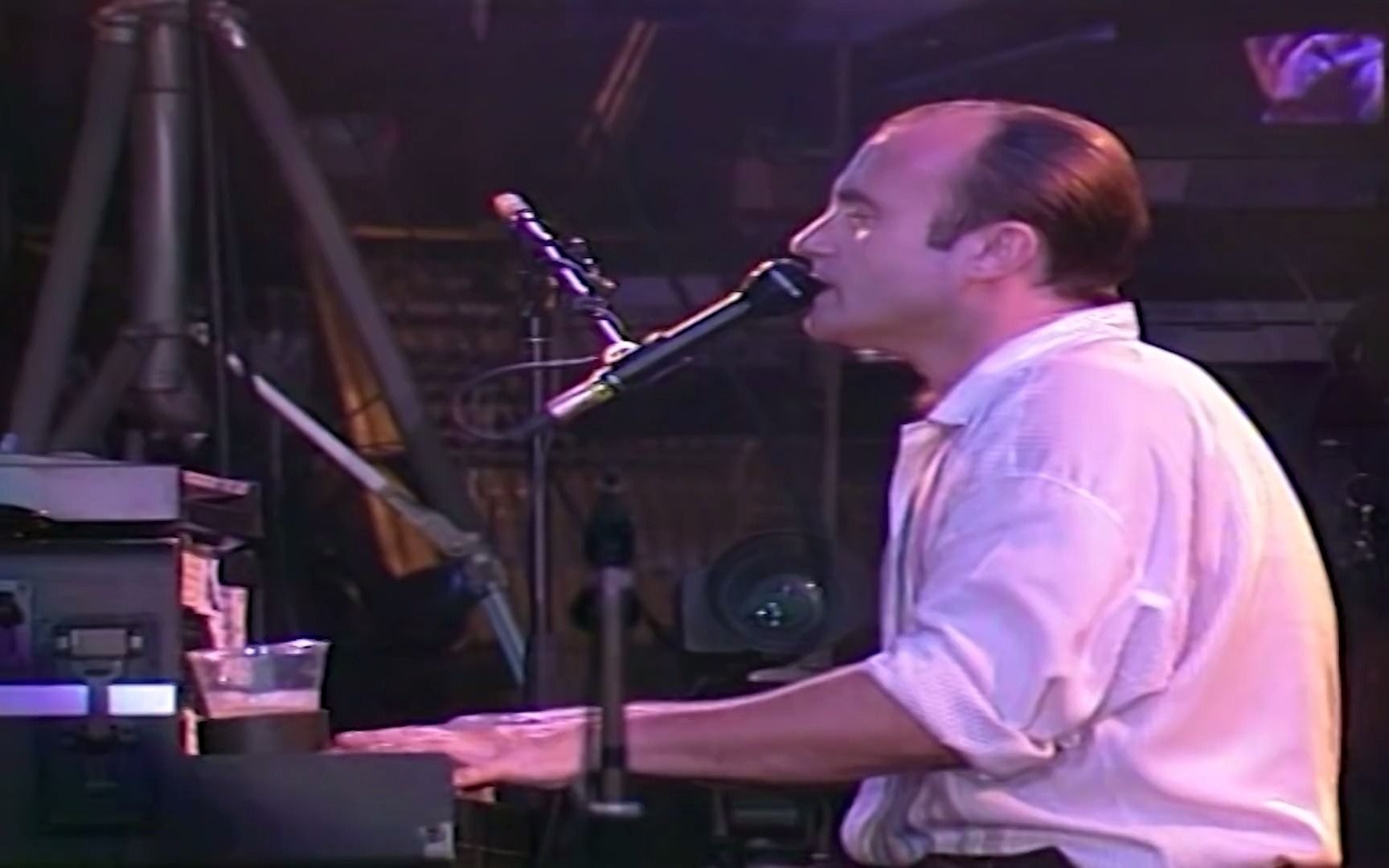 [图]【欧美经典歌曲】Phil Collins - Another Day in Paradise (天堂里的另一天，Live 1990 1080p)