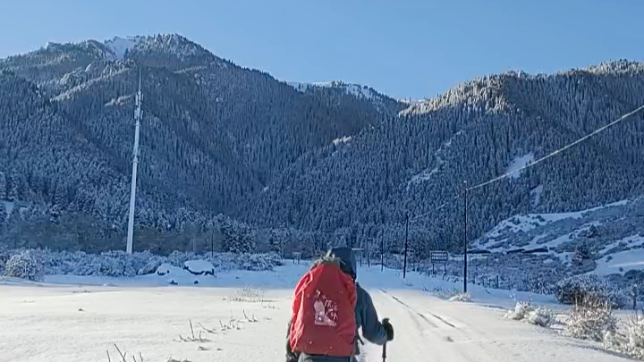 [图]踏雪而行，走向大山。