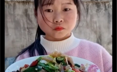 快手吃播袖珍小婷魔芋豆腐酸辣粉红茶