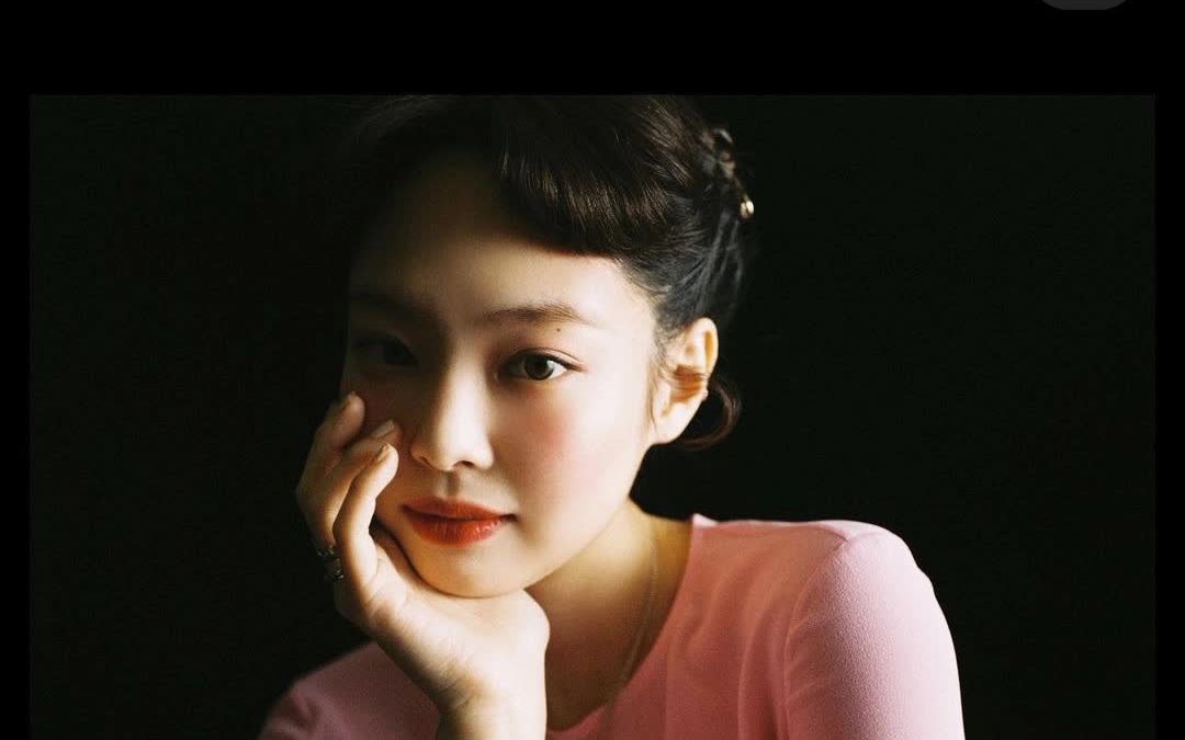 jennie 20210223 ins发布的照片,黑衣妮太美了!