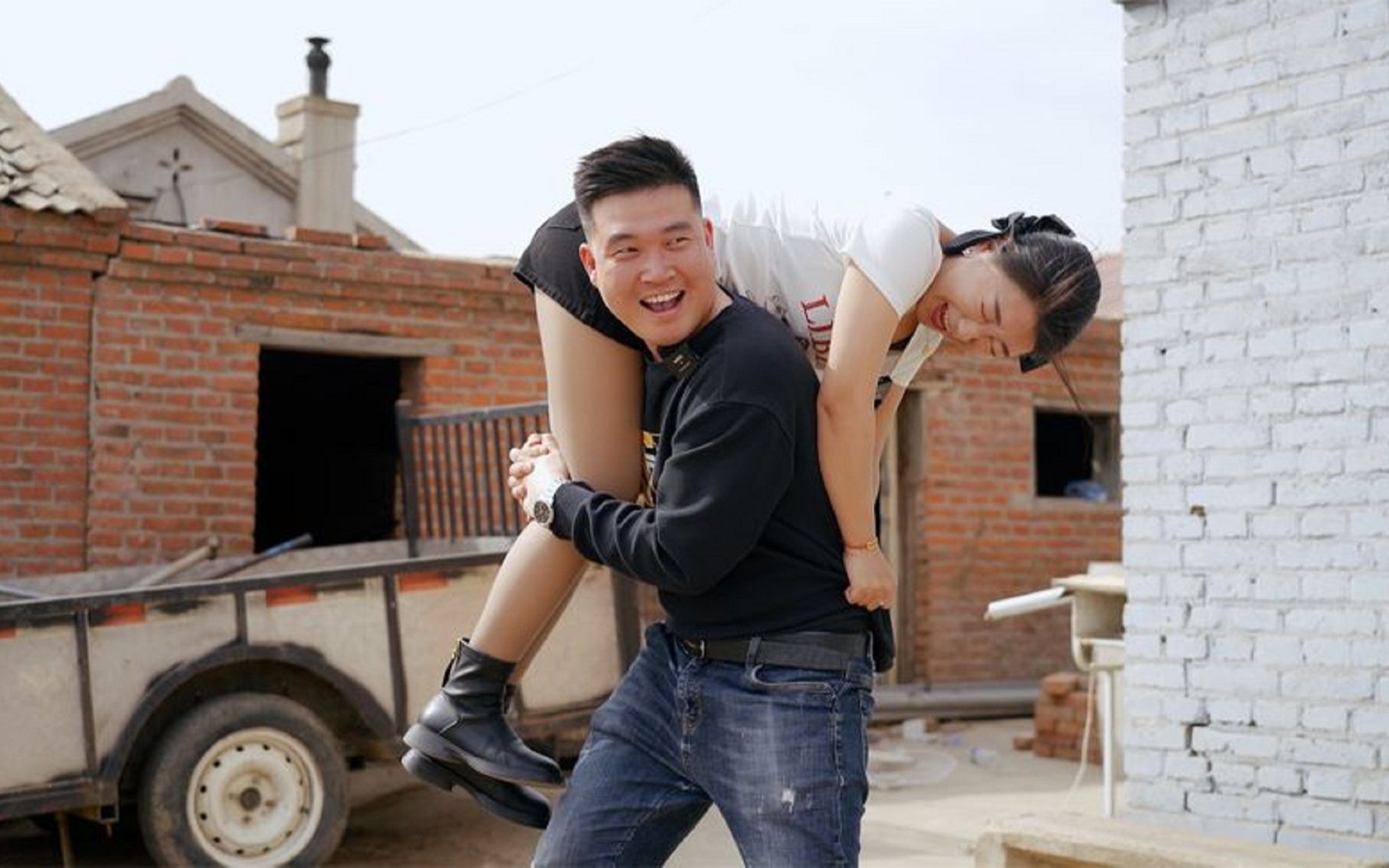 媒婆收完5000元不办事,没想小伙把她扛走当媳妇,真逗