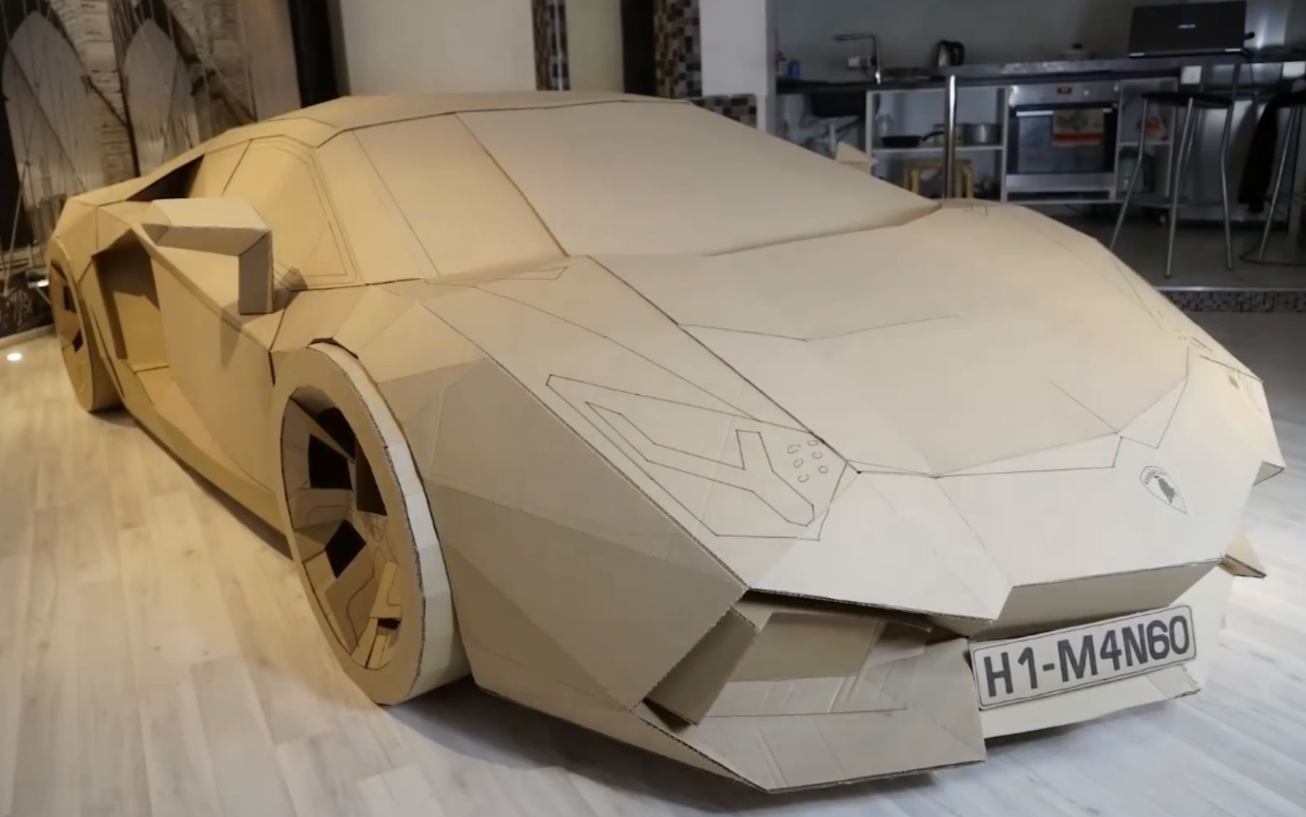 国外小伙用纸板打造自己爱车-兰博基尼,动手能力很强!