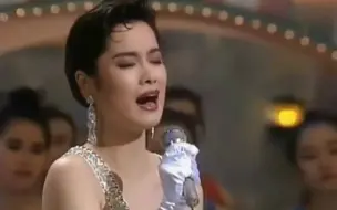 Download Video: 毛阿敏1992年 TVB台庆演唱《悠悠岁月》那么多大明星给她做背景墙