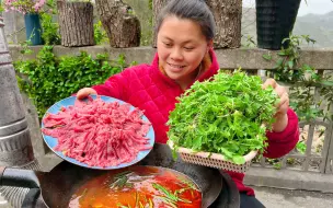 Скачать видео: 今天欧妹挖了很多野菜，再做个酸汤火锅，配一盘牛肉把野菜吃到饱