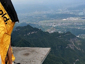 张家界天门山景区鲲鹏顶中国第一飞人张树鹏翼装飞行日常练习20240828哔哩哔哩bilibili