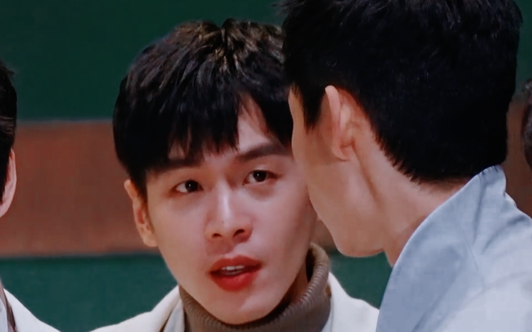 "你我在灯火通明处,将隐晦爱意说到最尽兴"|魏晨×张若昀