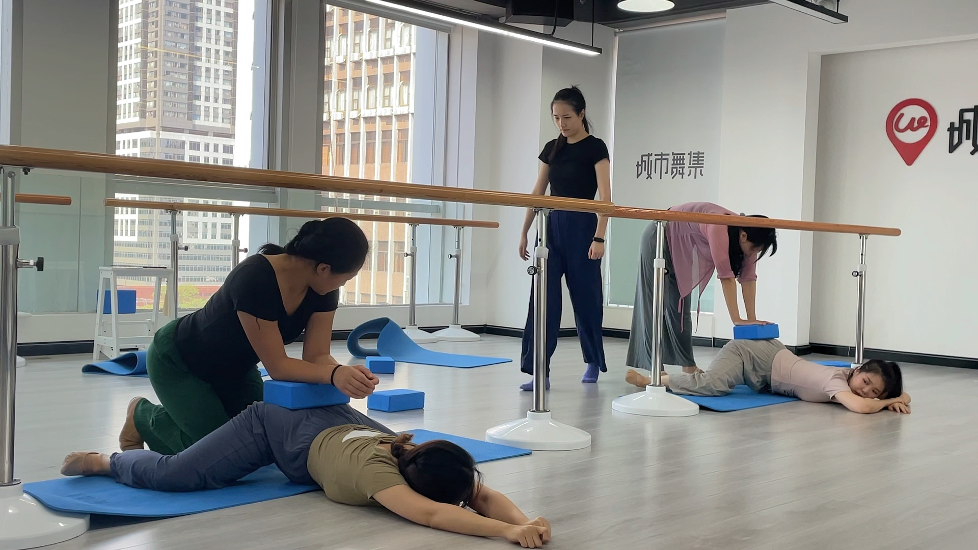 基本功 软开度训练在有限的时间内让身体得到最大限度的开发;可使身体