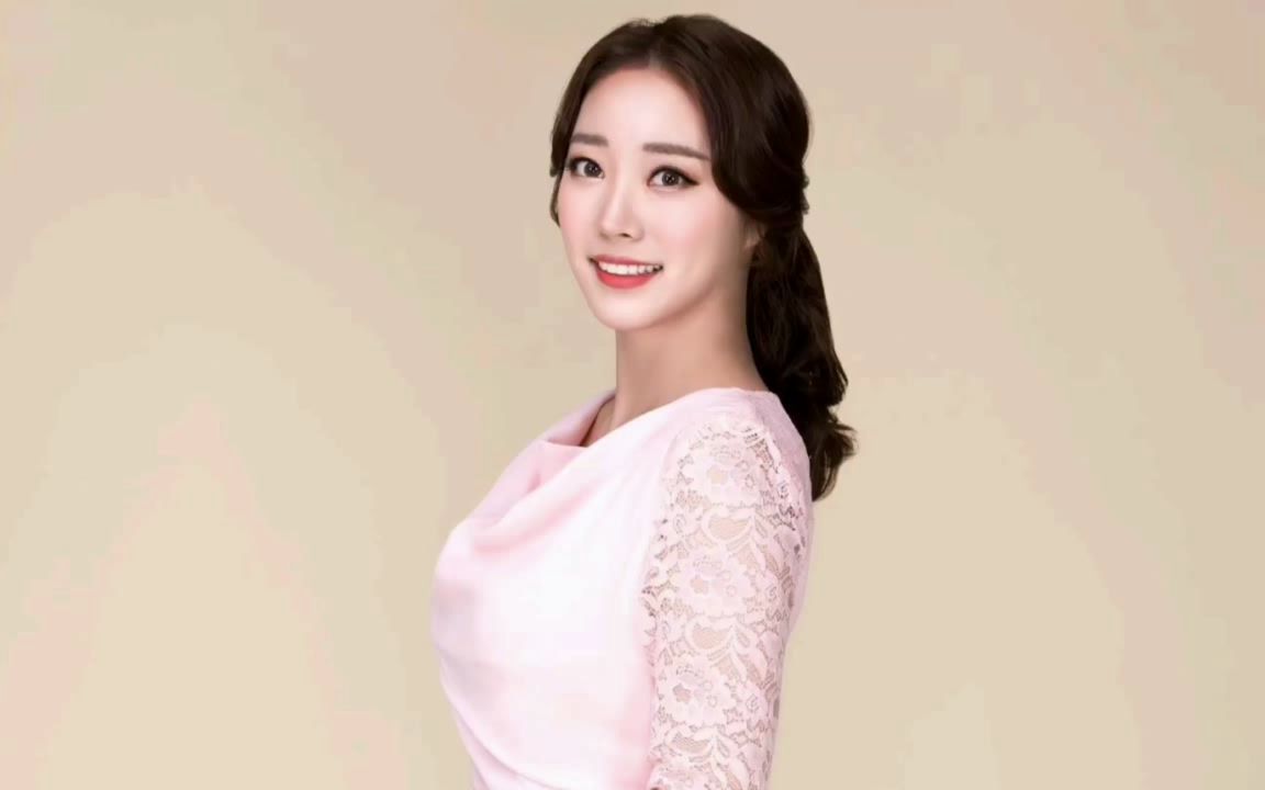 这是韩国小姐的韩国著名女播音员的性感姿势但是很可爱