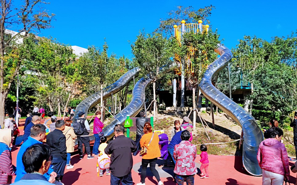 幸福公园坐滑梯这可能是天津公园里最大的滑梯吧