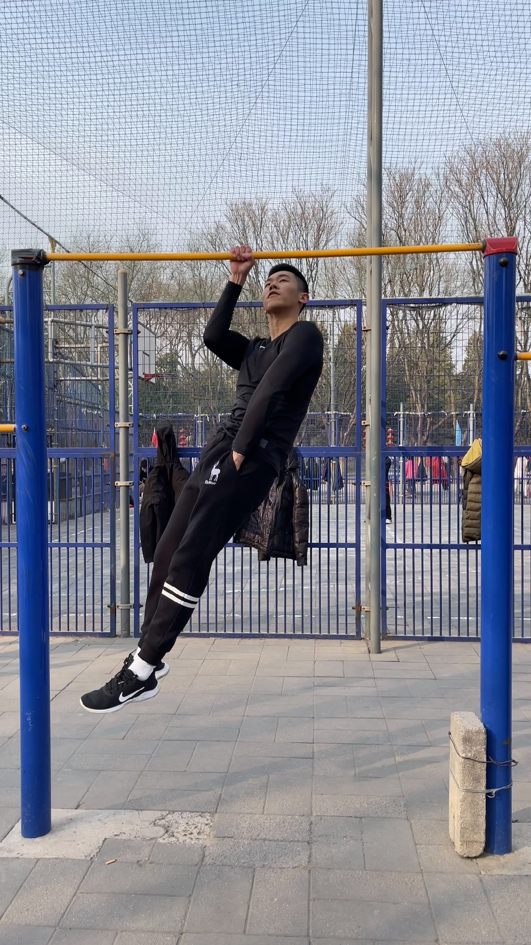 单手引体向上就和喝水一样简单