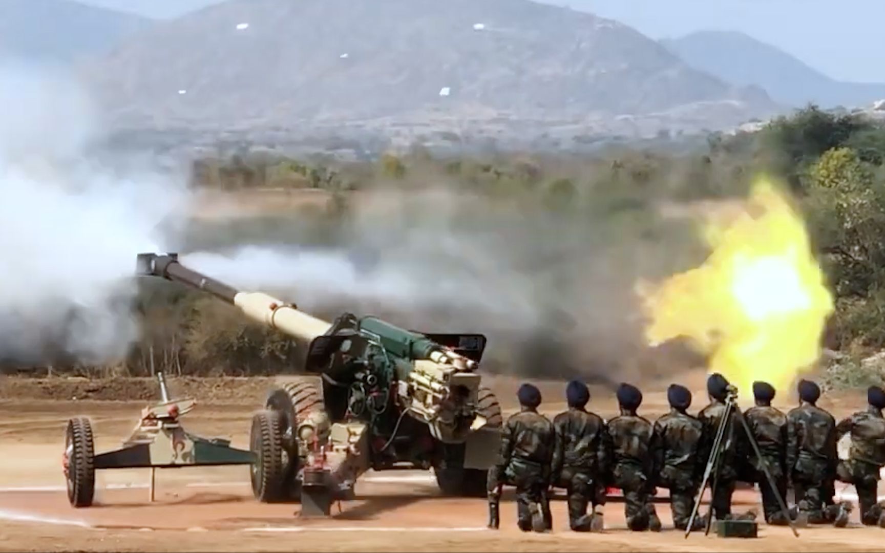 印度练兵实拍曝光:看8名炮兵,如何给重型火炮做射击准备