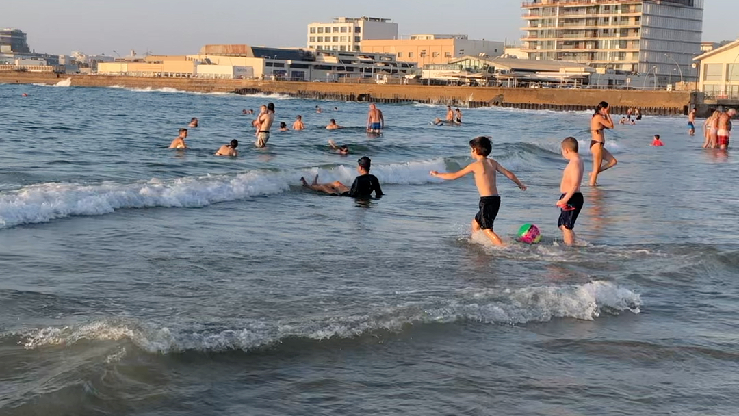 8月份的以色列特拉维夫海边,期待和平