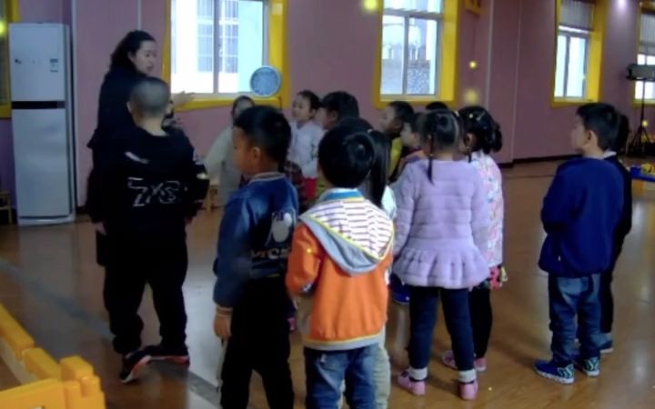 [图]幼师公开课丨大班社会《合作真快乐》幼师优质公开课一等奖完整视频课件教案教学目标：在游戏活动中引导幼儿体验团结合作的重要帮助幼儿在游戏中获得合作的直接经验，培养合