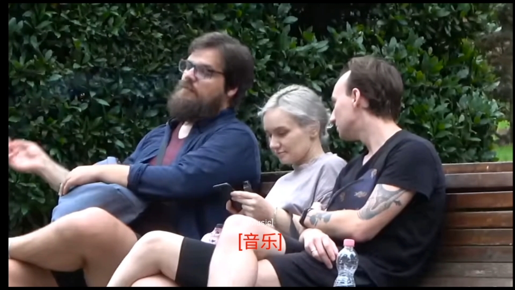国外恶作剧2,小仙女当着路面连续放屁!