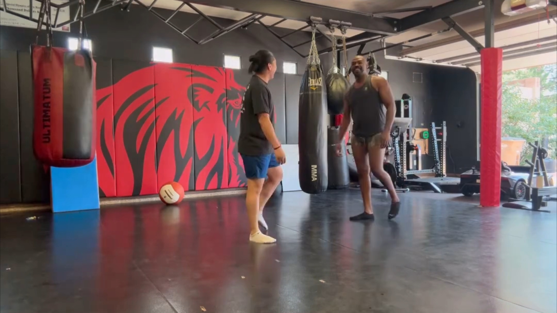 ufc"骨头"乔恩琼斯跳舞