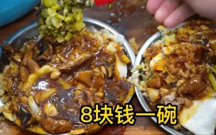 Download Video: 广东“深夜8元香菇肠粉”，香菇酱随便加，有肉有蛋又有粉太过瘾了